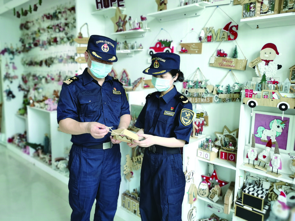 衢州海关驻龙游办公区派员对辖区出口产品进行现场查验